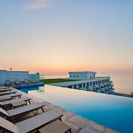 Rosa Mar In Infinity Pool &